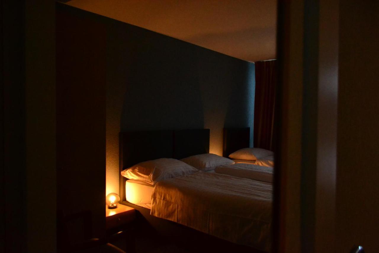 Hotel Les Rives Du Doubs Les Brenets Bagian luar foto