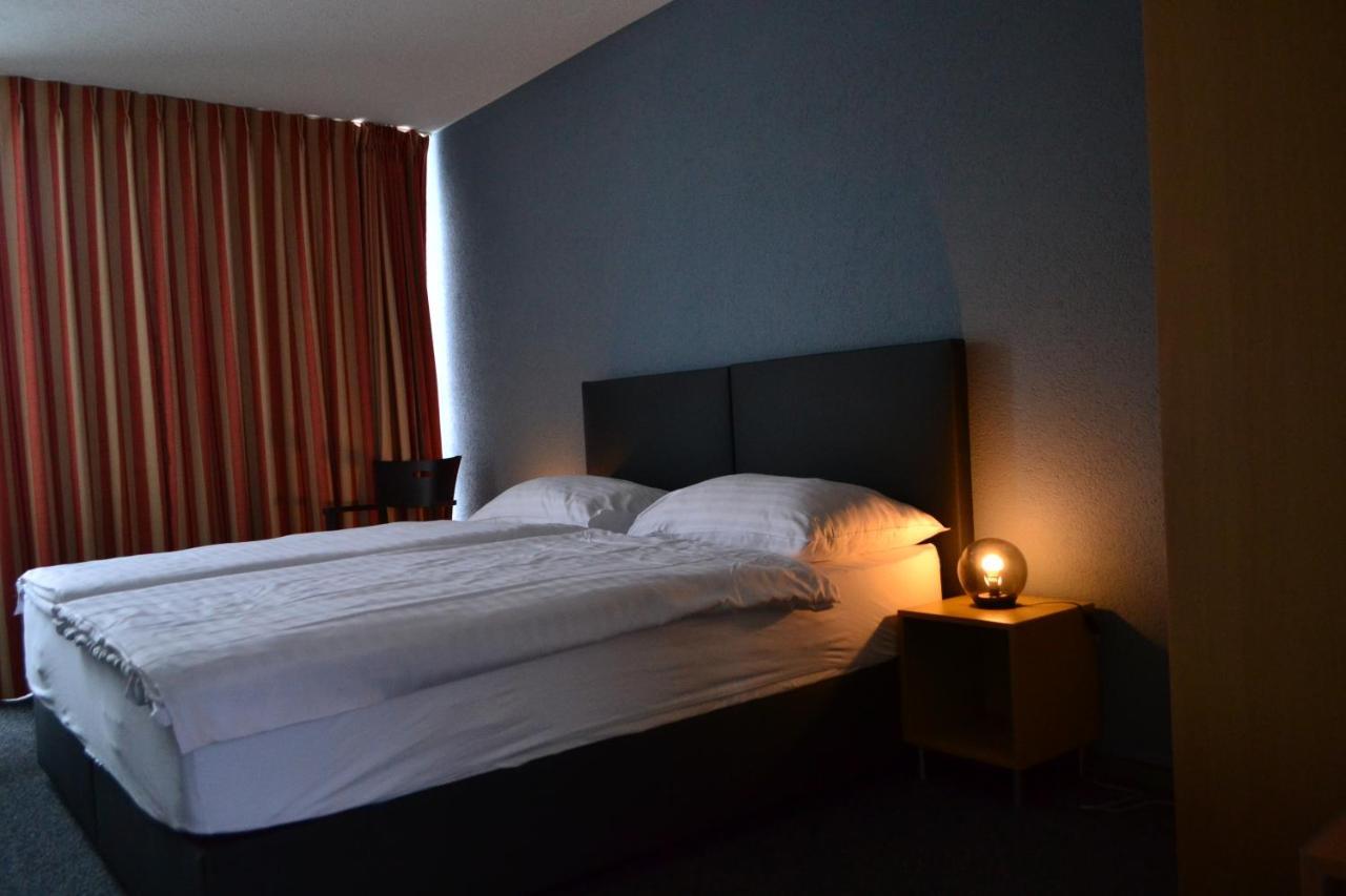 Hotel Les Rives Du Doubs Les Brenets Bagian luar foto