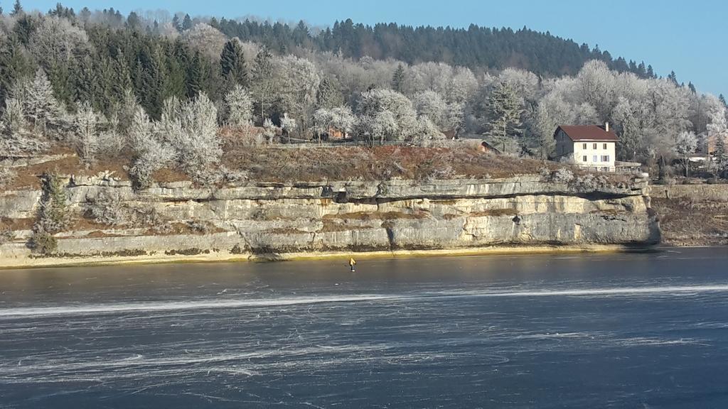 Hotel Les Rives Du Doubs Les Brenets Bagian luar foto