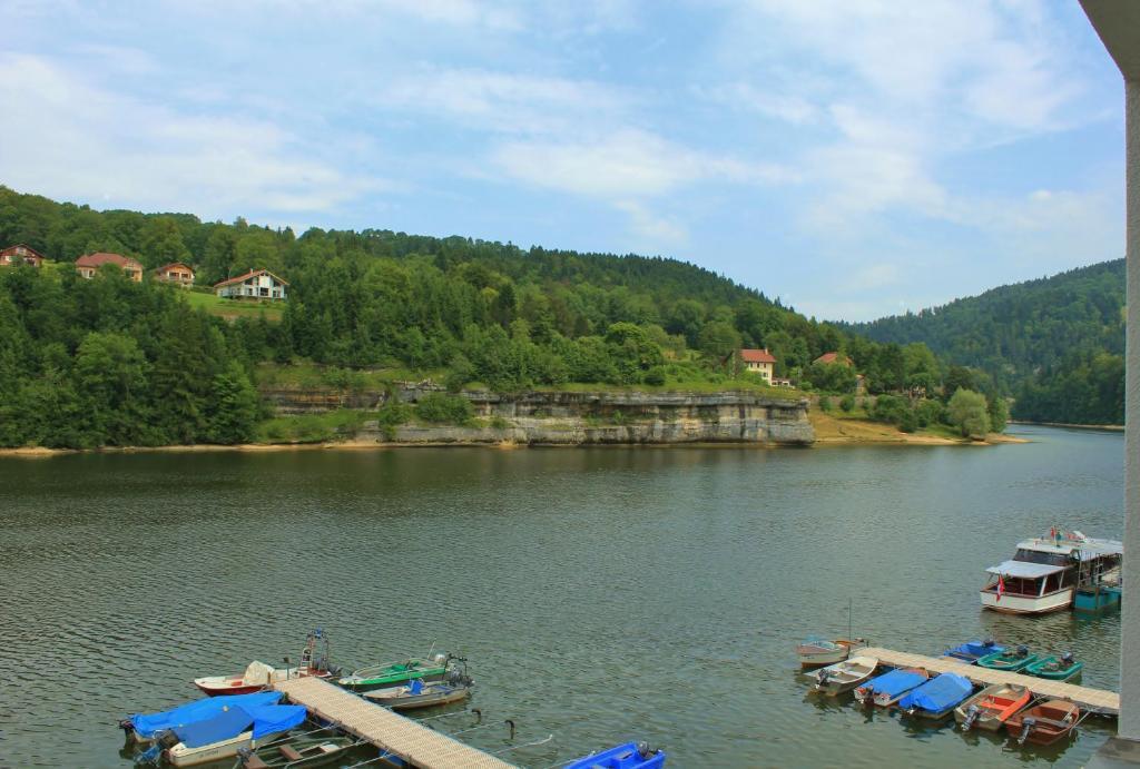 Hotel Les Rives Du Doubs Les Brenets Ruang foto