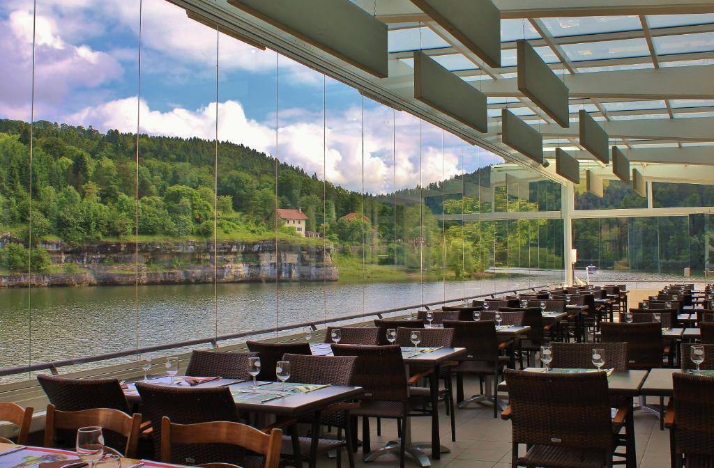 Hotel Les Rives Du Doubs Les Brenets Bagian luar foto
